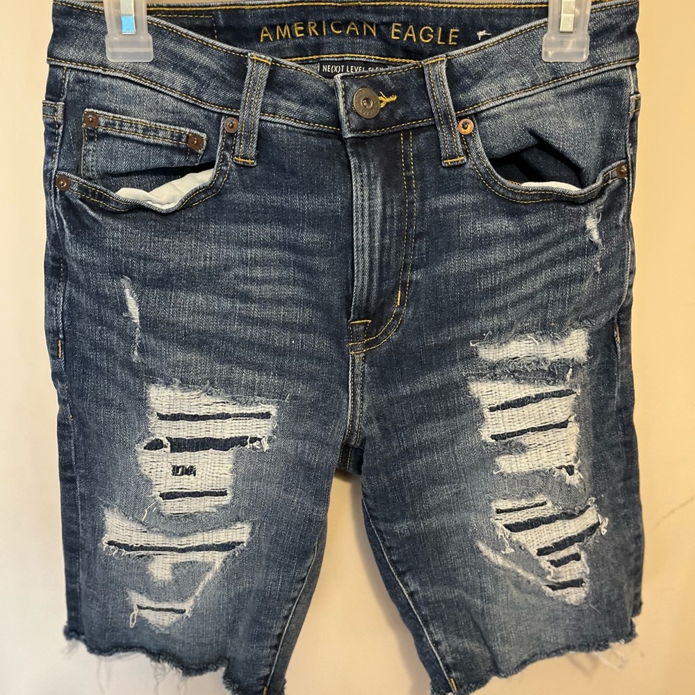 Women’s/ juniors AEO distressed Next Level Flex Jean shorts, size 28